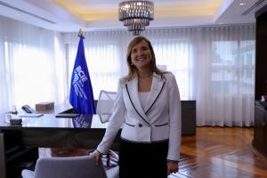 La presidenta ejecutiva del Banco Centroamericano de Integración Económica (BCIE), Gisela Sánchez, posa durante una entrevista con EFE este martes, en Tegucigalpa (Honduras). EFE/Gustavo Amador