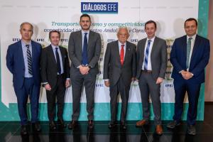 SEVILLA, 27/11/2025.-Fotografía de familia en la Cámara de Sevilla en una nueva edición del espacio "Diálogos EFE" este jueves, dedicado en esta ocasión a la conectividad aérea entre Andalucía y Canarias, con la participación de representantes de la Junta, el Ayuntamiento de Sevilla, Aena y Binter, que se estrena el 1 de diciembre en la capital andaluza, con vuelos desde Gran Canaria y Tenerife. El corredor aéreo entre Andalucía y Canarias representa ya el 10 % del tráfico nacional de pasajeros del aeropuerto de Sevilla y se ha convertido en el octavo proveedor más importante de visitantes españoles a la capital andaluza.EFE/ Raúl Caro