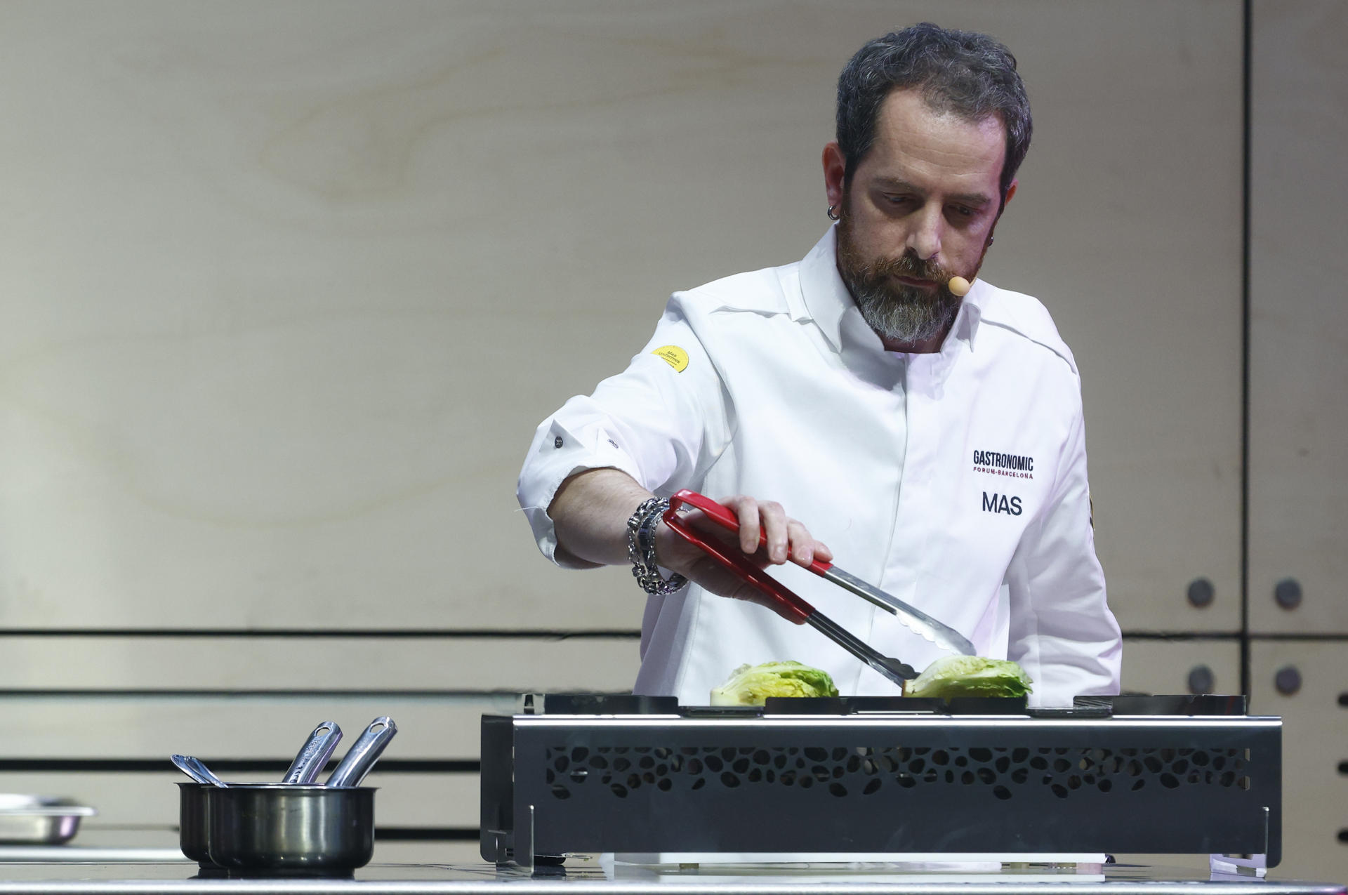 El chef Javier Martínez, de El Castell de Perelada, durante la ponencia que ha realizado en la XXVI edición del salón de hostelería, gastronomía y "food service" Gastronomic Forum, que ha comenzado este lunes en el recinto Montjuïc de Fira de Barcelona, y que en esta ocasión pone el foco en la nueva cocina catalana y en el salto de la charcutería a la alta cocina. EFE/Quique García
