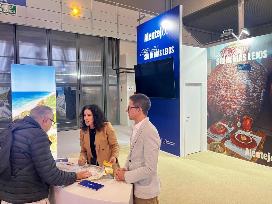 La región del Alentejo se promociona estos días en la feria de turismo Intur, que se celebra en Valladolid, con el objetivo de mostrar al viajero sus destinos más auténticos y singulares. EFE/Carlos García