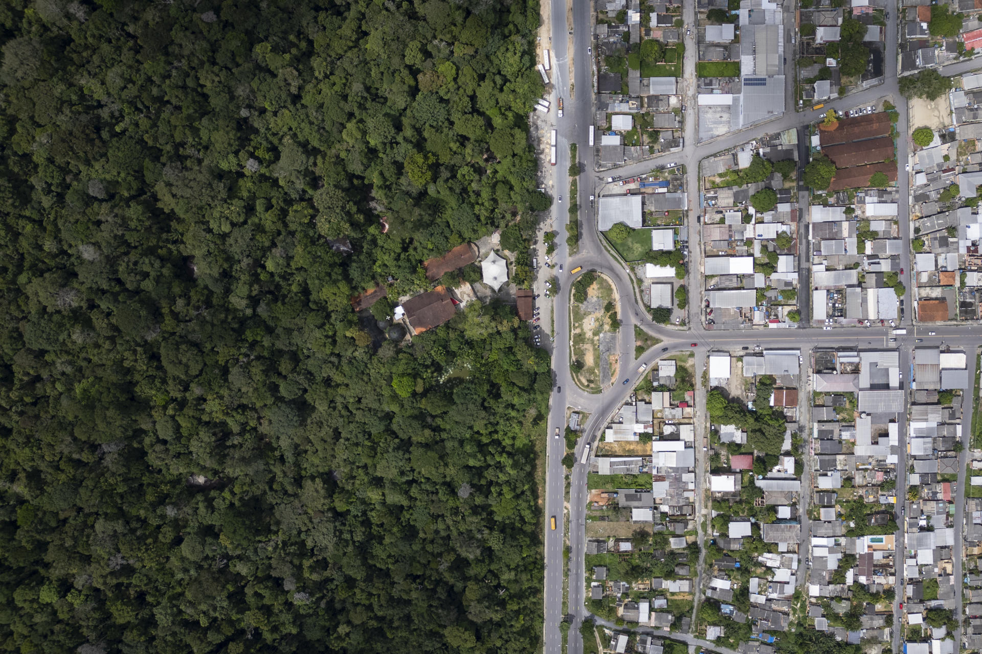 Fotografía archivo tomada con dron del 22 de abril de 2024 que muestra la división entre la selva amazónica y la ciudad frente al Museo Amazonas, en la ciudad de Manaos (Brasil). EFE/ Isaac Fontana ARCHIVO