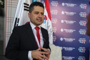 El presidente de la Cámara Coreana de Comercio, David Suárez, habla durante una entrevista con EFE este miércoles, en Ciudad de Guatemala (Guatemala). EFE/ Mariano Macz