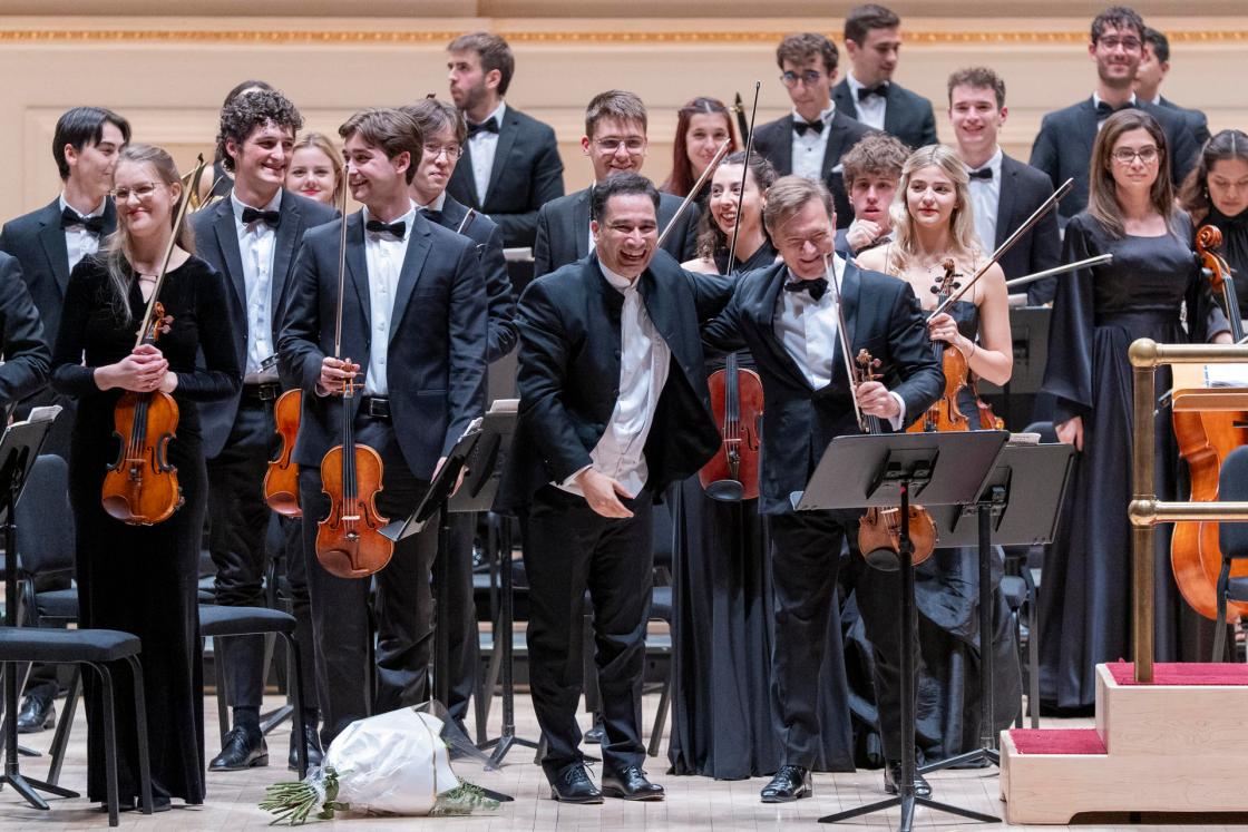 AME8910. NUEVA YORK (ESTADOS UNIDOS), 13/11/2025.- La Escuela Superior de Música Reina Sofía junto al director titular Andrés Orozco-Estrada (c-i) y el violinista francés Renaud Capuçon (c-d) se presentan este jueves, en el Carnegie Hall en Nueva York (Estados Unidos). Más de setenta jóvenes músicos de la escuela, acompañados de quince miembros de la Filarmónica Joven de Colombia, interpretaron para el público el programa 'Viaje al Nuevo Mundo', que incluyó un total de tres piezas y un último bis con toque español. EFE/ Angel Colmenares