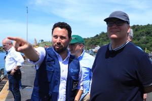 Fotografía cedida por la Organización de las Naciones Unidas para la Alimentación y la Agricultura (FAO) que muestra al oficial de Pesca, Javier Villanueva (c), señalando durante una reunión. EFE/ Aris Martinez / Organización de las Naciones Unidas para la Alimentación y la Agricultura /SOLO USO EDITORIAL NO VENTAS /SOLO DISPONIBLE PARA ILUSTRAR LA NOTICIA QUE ACOMPAÑA (CRÉDITO OBLIGATORIO)