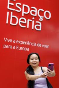 Una persona se toma una foto durante el lanzamiento de una nueva ruta entre Recife (Brasil) y Madrid, en São Paulo (Brasil). EFE/ Isaac Fontana