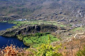 ZAMORA, 27/11/2025.-Vista del Lago de Sanabria. La comarca de Sanabria, en Zamora, fue una de las más afectadas por los incendios que asolaron miles de hectáreas, durante el verano de 2025, en los pueblos de esta comarca limítrofe con Portugal, León y Ourense. Ahora en otoño, se convierte en una de las referencias para el turismo de naturaleza, en especial el relacionado con las castañas y las setas, que junto a su patrimonio arquitectónico crea un ambiente especial en esta época del año.-EFE/ Patronato Provincial de Turismo de Zamora ***SOLO USO EDITORIAL/SOLO DISPONIBLE PARA ILUSTRAR LA NOTICIA QUE ACOMPAÑA (CRÉDITO OBLIGATORIO)***