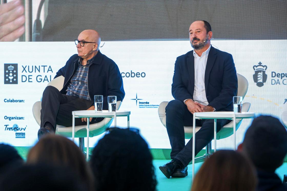 El director de la Agencia de Turismo de Galicia, Xosé Merelles (d), y el vicepresidente de la Diputación de A Coruña, Xosé Regueira (i), participan este lunes en la primera conferencia del Fairway 2025 titulada 'Buscando la excelencia en la sostenibilidad', en Santiago de Compostela. EFE/Xoán Rey