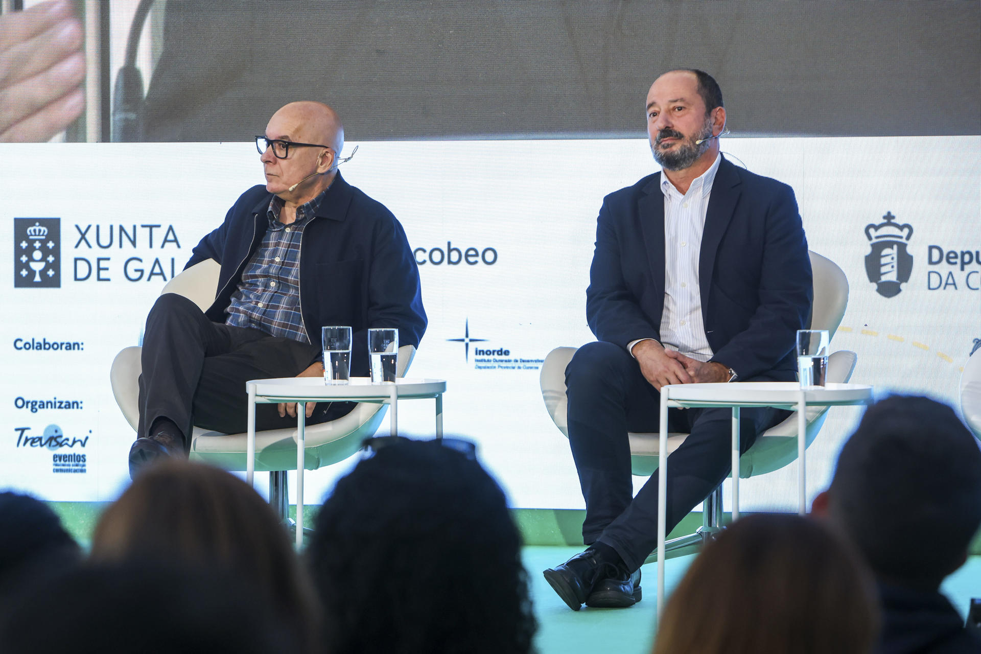 El director de la Agencia de Turismo de Galicia, Xosé Merelles (d), y el vicepresidente de la Diputación de A Coruña, Xosé Regueira (i), participan este lunes en la primera conferencia del Fairway 2025 titulada 'Buscando la excelencia en la sostenibilidad', en Santiago de Compostela. EFE/Xoán Rey
