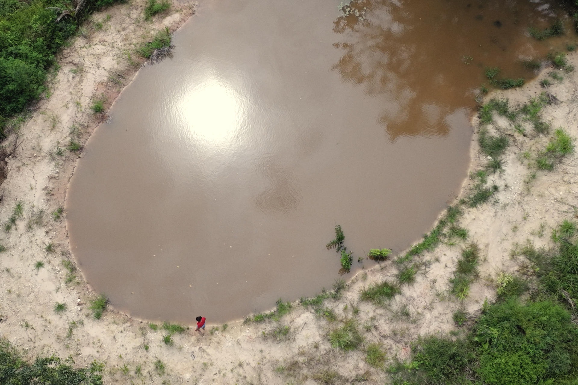 Fotografía aérea de captura cedida por la Fundación Avina donde se observa a una persona caminando por una laguna en la Municipalidad de Lago Verde, en Maranhão (Brasil). EFE/ Fundación Avina / SOLO USO EDITORIAL/ NO VENTAS/ SOLO DISPONIBLE PARA ILUSTRAR LA NOTICIA QUE ACOMPAÑA (CRÉDITO OBLIGATORIO)