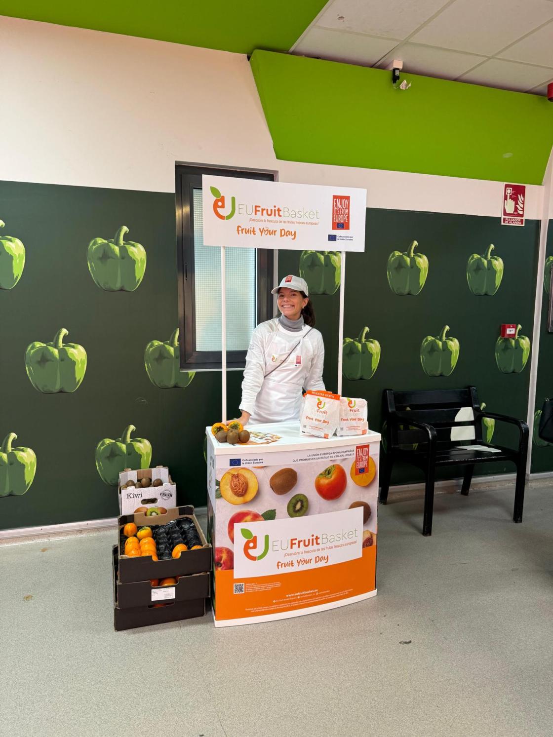 Pie de foto: STAND PROMOCIONAL EN EL MERCADO DE LAS VENTASAutor: EUFRUITBASKET