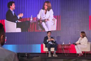 La directora gerente y jefa del sector financiero de BID Invest, Marisela Alvarenga, conversa con el director gerente de Mercado Pago México, Pedro Rivas, en el marco del foro FinnLaC 2025 en Miami, Florida (Estados Unidos). EFE/ Alberto Boal