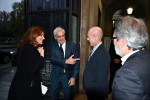 MADRID, 24/11/2025- La ministra de Sanidad, Mónica García saluda al director de Información de la Agencia Efe, Leandro Lamor (2d), durante el Forum Efe Salud "25 años decisivos contra el cáncer: Avances en innovación y protagonismo de los pacientes" organizado con Merck en el Teatro Real, en Madrid. EFE/ Fernando Villar