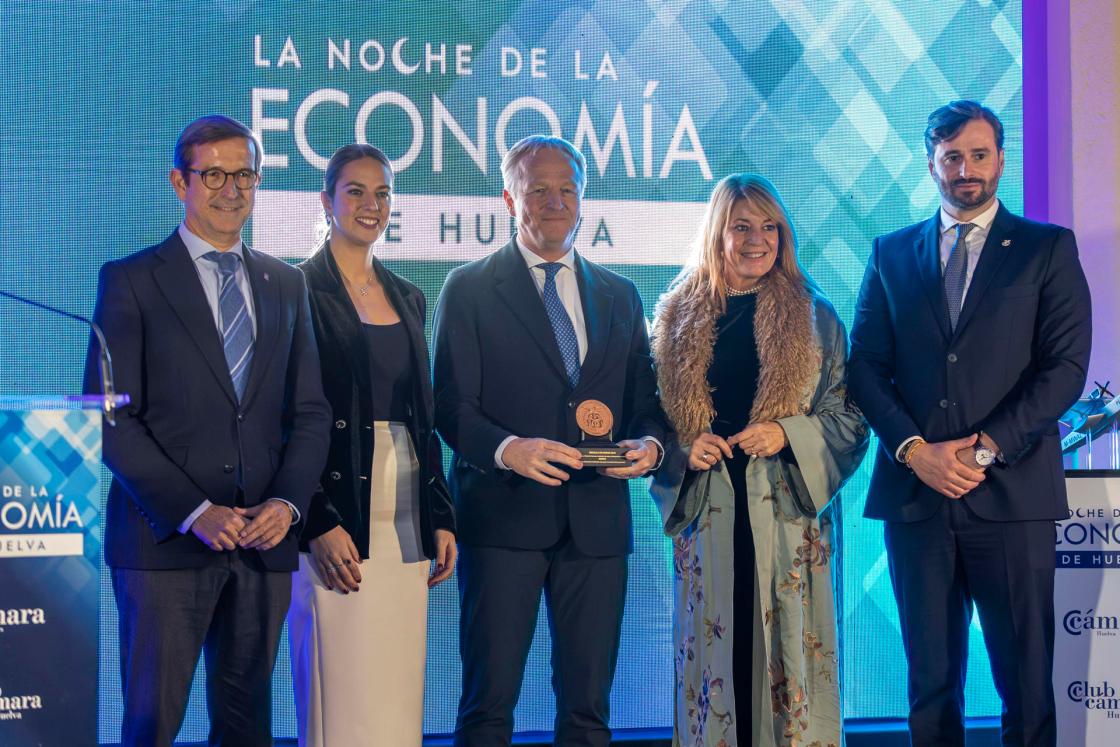 HUELVA, 27/11/2025.- El consejero delegado de Moeve, Maarten Wetselaar (c), tras recibir de manos del presidente de la Cámara de Comercio de Huelva, Daniel Toscano (d), y del consejero de Industria, Energía y Minas de la Junta de Andalucía, Jorge Paradela (i), la Medalla de Honor de la Noche de la Economía de Huelva, organizada por la Cámara de Comercio de Huelva en la Facultad de Ciencias Empresariales y Turismo del Campus de La Merced de Huelva. EFE/Alberto Díaz