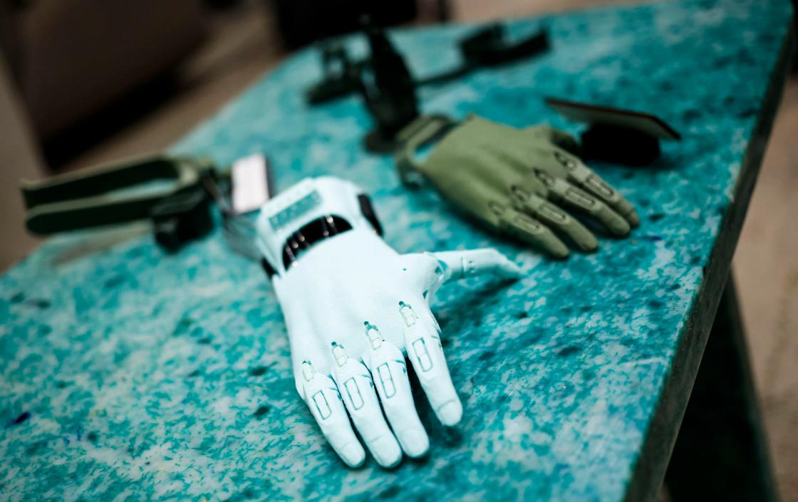 MADRID, 18/11/2025.- Vista de varios ejemplos de prótesis durante la presentación del proyecto para producir prótesis a partir de redes de pesca recicladas este martes en Madrid. En el proyecto colaboran B100, la marca de banca digital de ABANCA, Gravity Wave, empresa de impacto social y ambiental dedicada a combatir la contaminación plástica en mares y océanos; y Ayúdame 3D, entidad social española que utiliza la tecnología de impresión 3D para crear y entregar gratuitamente prótesis y dispositivos de ayuda. EFE/David Fernández