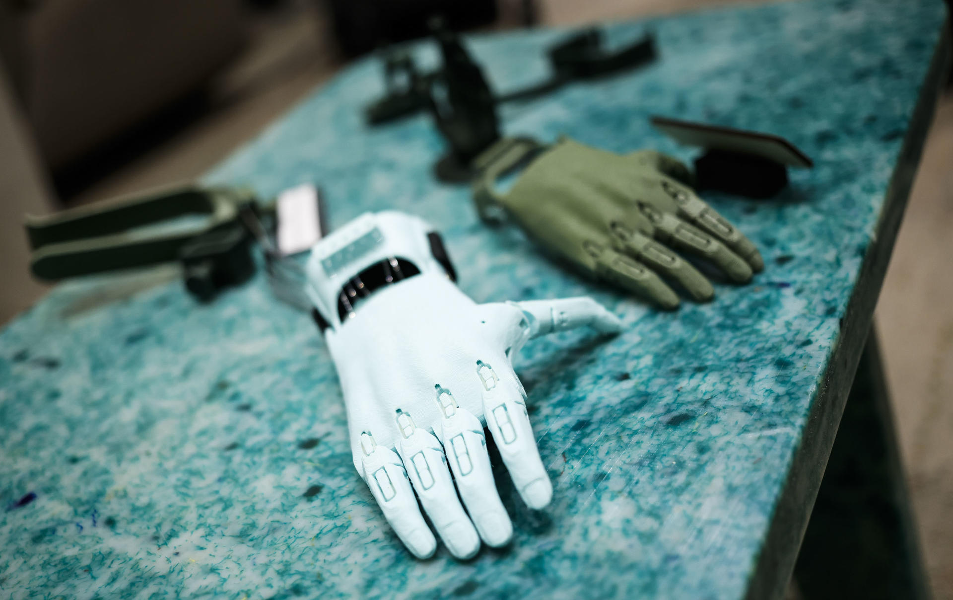 MADRID, 18/11/2025.- Vista de varios ejemplos de prótesis durante la presentación del proyecto para producir prótesis a partir de redes de pesca recicladas este martes en Madrid. En el proyecto colaboran B100, la marca de banca digital de ABANCA, Gravity Wave, empresa de impacto social y ambiental dedicada a combatir la contaminación plástica en mares y océanos; y Ayúdame 3D, entidad social española que utiliza la tecnología de impresión 3D para crear y entregar gratuitamente prótesis y dispositivos de ayuda. EFE/David Fernández