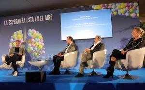 El especialista en neumología en el Hospital Universitario Virgen de las Nieves de Granada, Bernardino Alcázar (3d); el presidente de la asociación de pacientes EPOC España, Iñaki Morán (2d), y la portavoz y asesora técnica de la asociación APEPOC, Nicole Hass (1d). EFE/SANOFI/CEDIDA/CRÉDITO OBLIGATORIO