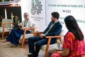 Elaina Dam, de FONPLATA; Isaac Braz, de la Fundación Medio Ambiente Palmas; y Michelle Ferreti, del Instituto Alzira, participan en el panle 'Clima y energía: soluciones innovadoras para el contexto amazónico' este sábado, en la Zona Verde de la COP30, Belém (Brasil). EFE/ Fraga Alves
