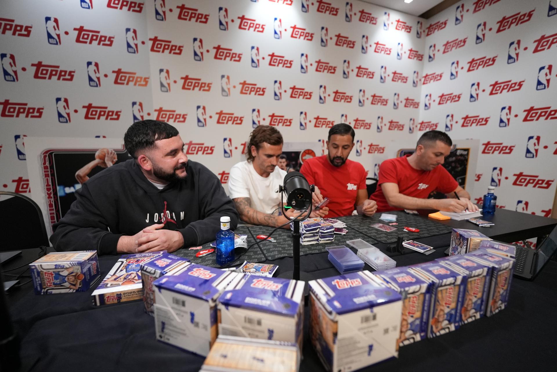 Antoine Griezmann presenta la Topps NBA Basketball en un exclusivo unboxing