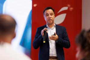 El director de Planificación de Iberia, André Caetano Alves, habla durante el lanzamiento de una nueva ruta entre Recife (Brasil) y Madrid, en São Paulo (Brasil). EFE/ Isaac Fontana