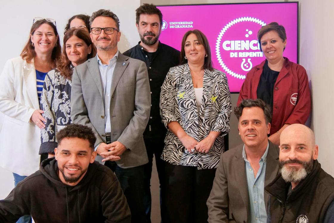 GRANADA, 04/11/2025.- El vicerrector para los Campus de Ceuta y Melilla, Planificación Estratégica y Comunicación de la UGR, Salvador del Barrio (centro-i), y la vicerrectora de Extensión Universitaria, Patrimonio y Relaciones Institucionales, Marga Sánchez Romero (centro-d), han presentado este martes el nuevo programa de divulgación de la Universidad de Granada (UGR), 'Ciencia de repente', que traslada la investigación a espacios cotidianos como una tienda de ropa o una peluquería para demostrar cómo impacta la ciencia en el día a día de las personas, una iniciativa que, con rigor, traduce los avances a un lenguaje atractivo. EFE/Universidad de Granada -SOLO USO EDITORIAL/SOLO DISPONIBLE PARA ILUSTRAR LA NOTICIA QUE ACOMPAÑA (CRÉDITO OBLIGATORIO)-
