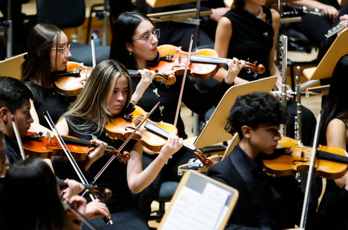 MADRID, 08/11/2025.- Vista del concierto solidario con la DANA de Valencia que la Orquesta Sinfónica Juvenil de Costa Rica, bajo la batuta del madrileño Andrés Salado, ha ofrecido este sábado en el Auditorio Nacional de Madrid. EFE/David Fernández