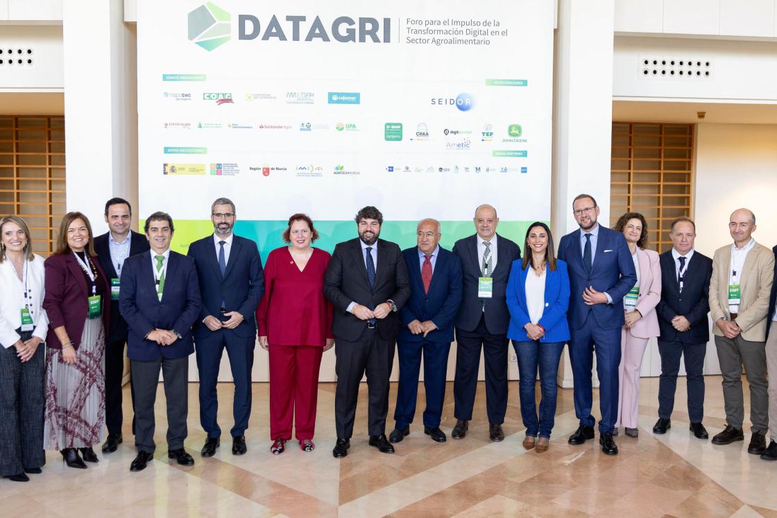 El presidente de la Comunidad de Murcia Fernando López Miras (c), el presidente del foro Datagri José Luis Miguel (6d), la secretaria de Estado de Agricultura y Alimentación María Begoña García (6i), el delegado del gobierno en Murcia Francico Lucas (5i), la consejera de Agricultura de Murcia Sara Rubira (5d), posan parta la foto de familia, momentos del acto de inauguración del foro Datagri, que aborda la transformación digital agroalimentaria, este miércoles ee el Auditorio Víctor villegas de Murcia. EFE/Marcial Guillén