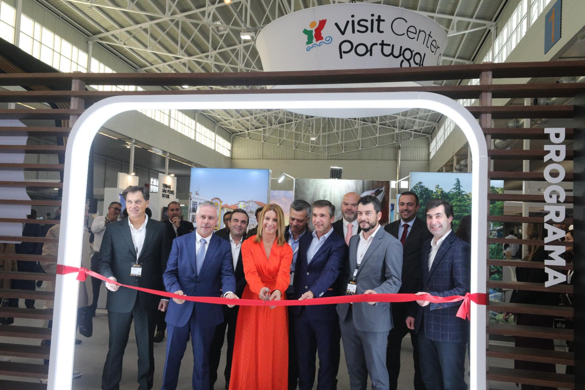Los alcaldes de las quince comarcas que conformar las regiones lusas Beiras y Serra de Estrela participan desde este viernes en la feria de turismo Intur de Valladolid. EFE/Carlos García
