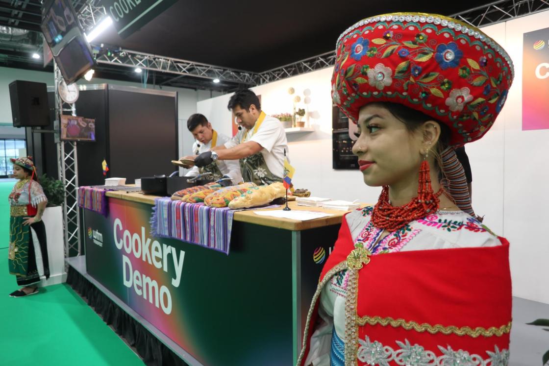 En la imagen, los chefs Jorge Pacheco (izquierda) y David Reyes (derecha) muestran la preparación de algunos de los platos típicos de Quito en el World Travel Market de Londres, la gran feria anual de turismo que se celebra en la capital británica. Efe/Miguel Salvatierra