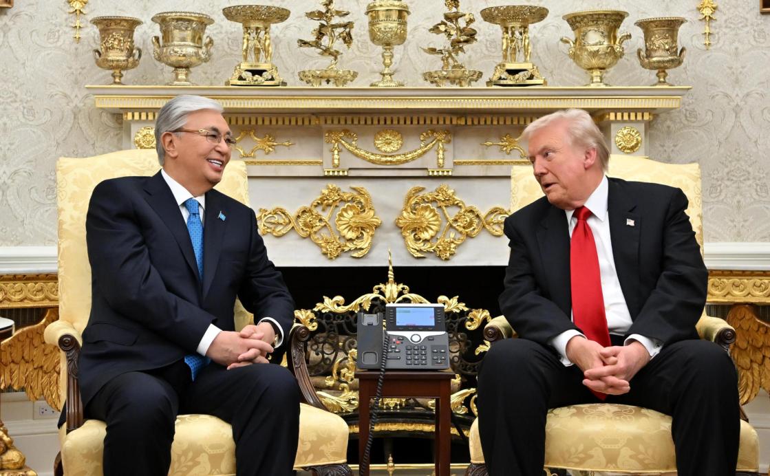 US President Donald Trump (R) with Kazakh President Kassym-Jomart Tokayev (L) during a meeting at the White House on Thursday. EFE/ Kazakh Presidency EDITORIAL USE ONLY / AVAILABLE ONLY TO ILLUSTRATE THE ACCOMPANYING NEWS ITEM (MANDATORY CREDIT)