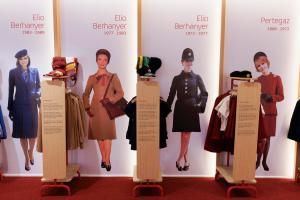 Fotografía que muestra un cartel con imágenes de la evolución de los trajes usados por las tripulantes de cabina en la aerolínea Iberia durante el lanzamiento de una nueva ruta entre Recife (Brasil) y Madrid, en São Paulo (Brasil). EFE/ Isaac Fontana