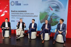 De izquierda a derecha, el periodista y jefe de la Agencia EFE en Brasil, Manuel Pérez Bella; el director corporativo de Iberia, Juan Cierco; el director de Transporte Aéreo, Marítimo y Terrestre de Embratur, Philipe Karat; el director comercial del Aeropuerto Internacional de Guarulhos (GRU Airport), Claudio Ferreira, y el director ejecutivo de la Cámara Oficial Española de Comercio de Brasil, Alejandro Gómez Gil, participan durante el foro 'Brasil en crecimiento: conectividad aérea y turismo' este miércoles, en Sao Paulo (Brasil). EFE/ Isaac Fontana