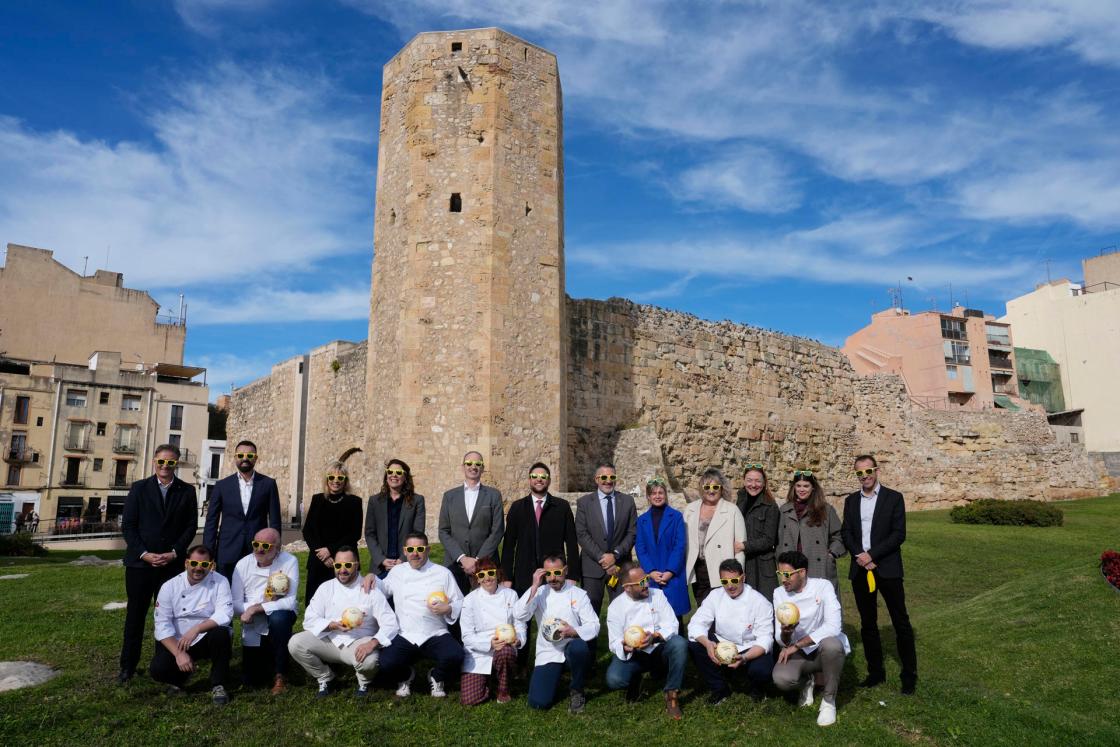 GRAFCAT4894. TARRAGONA, 24/11/2025.- Foto de familia durante la presentación de la gala de la Guia Repsol 2026 que se celebrará el 16 de febrero en Tarragona. EFE/ Enric Fontcuberta