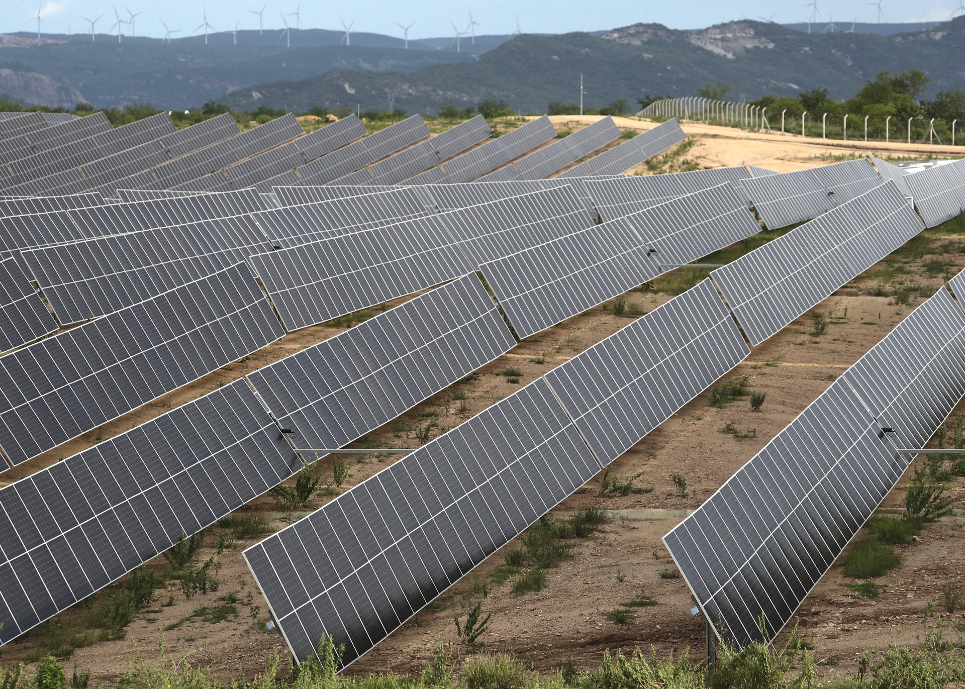 Fotografía de archivo que muestra paneles solares en el Complejo Renovable Neoenergia, en Santa Luzia (Brasil). EFE/Sebastião Moreira ARCHIVO