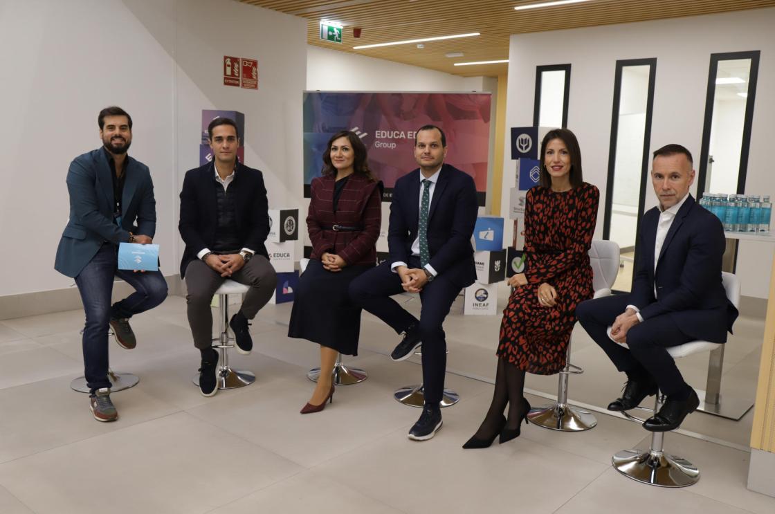 GRANADA, 14/11/2025.-Fotografía de familia de los participantes de un estudio pionero de la Fundación EDUCA EDTECH, que ha analizado los cambios en la formación digital registrados desde la pandemia, un trabajo desde la perspectiva de estudiantes, empresas y formadores en España y Latinoamérica que reafirma su impacto en encontrar trabajo o mejorar en salario o responsabilidad. La investigación, con encuestas a más de 2.800 personas en España, Perú, México y Colombia, ha analizado el impacto de la formación digital en la empleabilidad del alumnado y lo ha hecho de un modo transversal con estudiantes, profesorado, responsables de Recursos Humanos y empresas.-EFE/ Educa Edtech ***SOLO USO EDITORIAL/SOLO DISPONIBLE PARA ILUSTRAR LA NOTICIA QUE ACOMPAÑA (CRÉDITO OBLIGATORIO)***