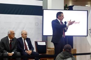 El gobernador del estado de Nayarit, Miguel Ángel Navarro (i); el fiscal Petronilo Díaz Ponce (c) y el coordinador jurídico del Gobierno de Nayarit, Gabriel Camarena, participan durante una rueda de prensa este martes, en Ciudad de México (México). EFE/ Sáshenka Gutiérrez