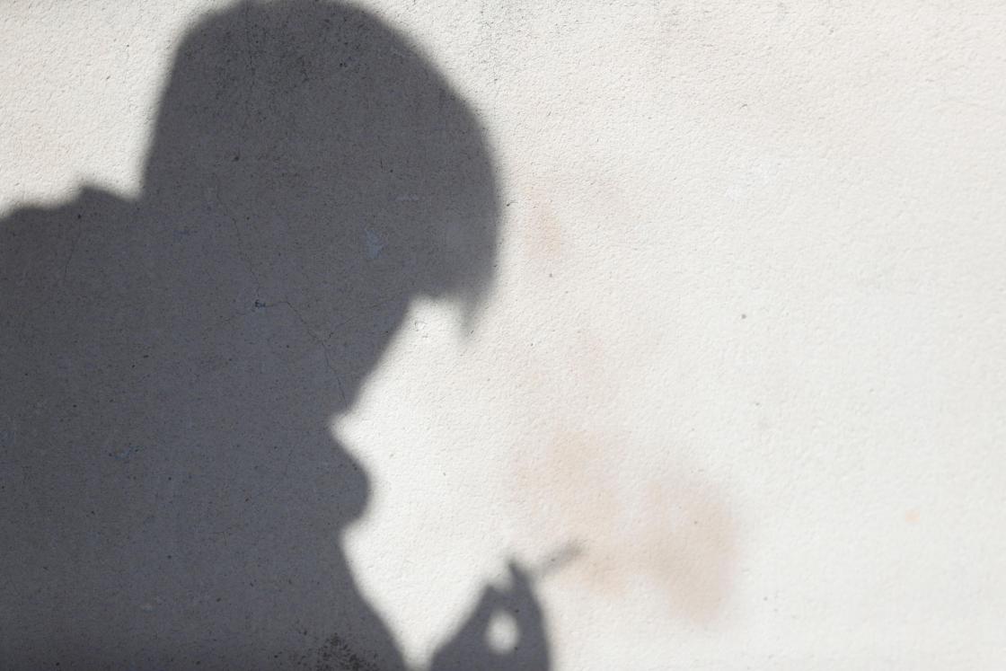 Fotografía de archivo del 17 de noviembre de 2023 que muestra la silueta de una persona sosteniendo un cigarrillo en Ciudad de México (México). EFE/Javier Lizón /ARCHIVO