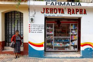 Fotografía de archivo del 6 de junio de 2024 de una persona esperando junto a una farmacia en San José Poaquil, Chimaltenango (Guatemala). EFE/Villar López ARCHIVO