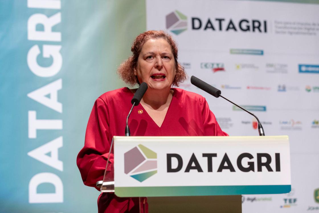 La secretaria de Estado de Agricultura y Alimentación María Begoña García, durante un momento de su intervención en la inauguración del foro Datagri, que aborda la transformación digital agroalimentaria, este miércoles ee el Auditorio Víctor villegas de Murcia. EFE/Marcial Guillén 