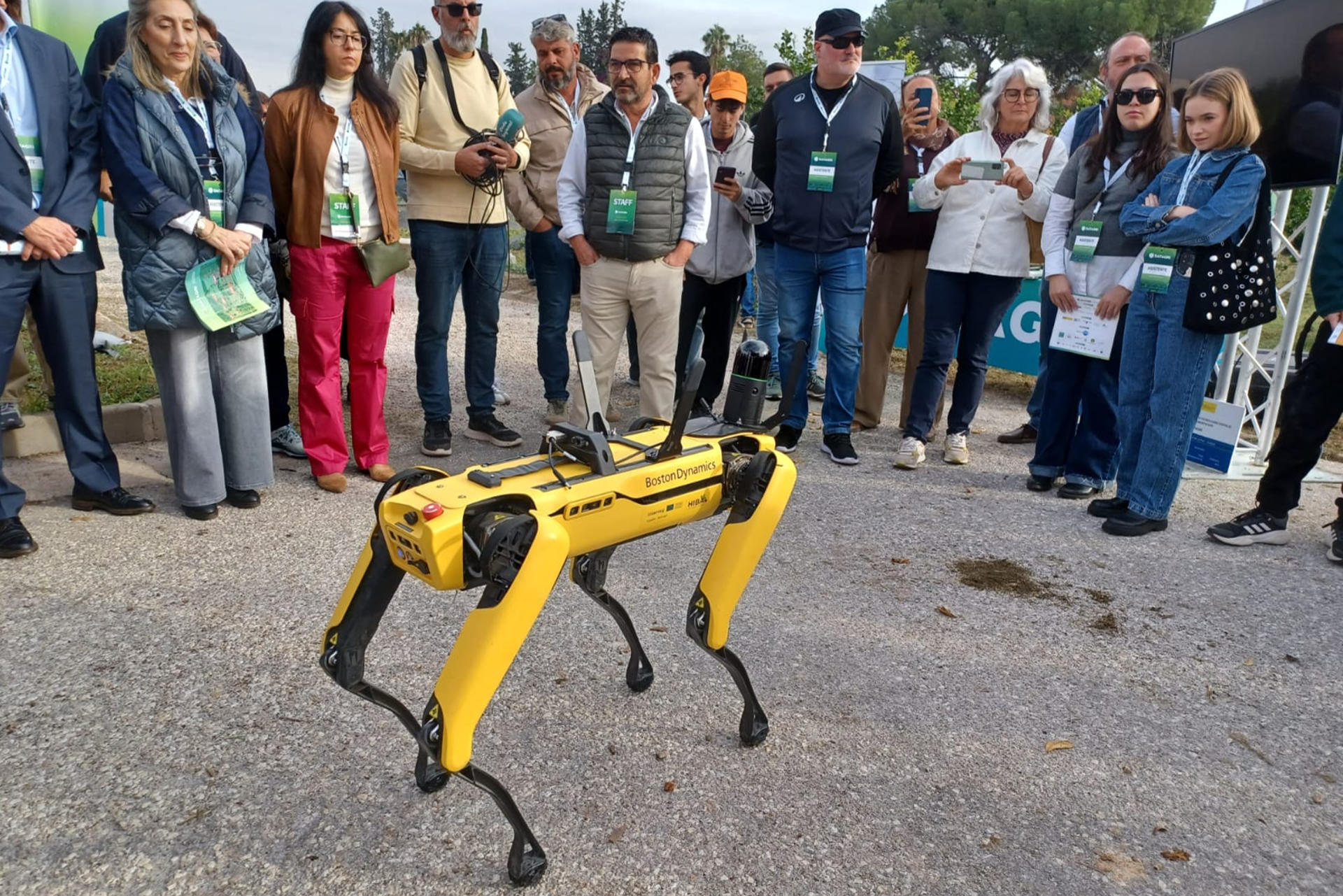 MURCIA, 13/11/2025.- Un robot cuadrúpedo autónomo que se usa para la monitorización de cultivos leñosos y que ha sido mostrado en Datagri 2025. EFE/ J.J. Ríos