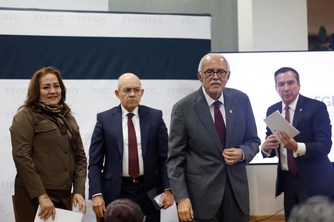 De izquierda a derecha, la fiscal especializada Cristina Reséndiz, el fiscal general de Nayarit, Petronilo Díaz Ponce, el gobernador de Nayarit, Miguel Ángel Navarro y el coordinador jurídico del Gobierno de Nayarit, Gabriel Camarena, participan durante una rueda de prensa este martes, en Ciudad de México (México). EFE/ Sáshenka Gutiérrez