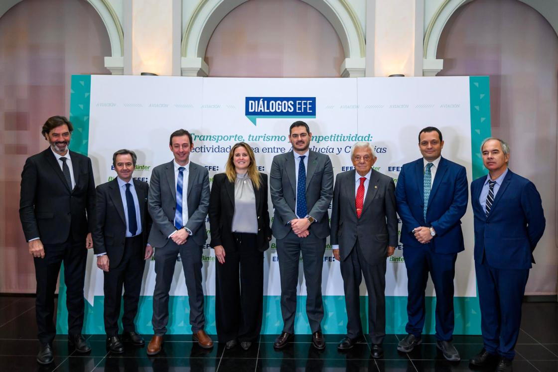 GRAFAND2228. SEVILLA, 27/11/2025.-(De izquierda a derecha) El delegado General de la Agencia EFE en Andalucía, Manuel Rus, el director de Mercado Internacional y Cooperación de Turismo Andaluz, Antonio Martín Machuca, el director del aeropuerto de Sevilla, Sergio Millanes, la delegada de Turismo de Sevilla, Angie Moreno, el director de Programación, Gestión de Ingresos y Alianzas de Binter, Jonay Lobo, el presidente de la Cámara de Comercio de Sevilla, Francisco Herrero y el director del aeropuerto de Jerez Iván Rodríguez Hernández y el delegado general de la Agencia EFE en Canarias, José María Rodríguez, en el encuentro informativo Diálogos EFE, que ha tenido lugar esta mañana en la Cámara de Comercio de Sevilla. EFE/ Raúl Caro.