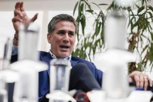 Fotografía que muestra al ministro de Comercio Exterior de Costa Rica, Manuel Tovar, hablando durante una entrevista, en San José (Costa Rica). EFE/Jeffrey Arguedas