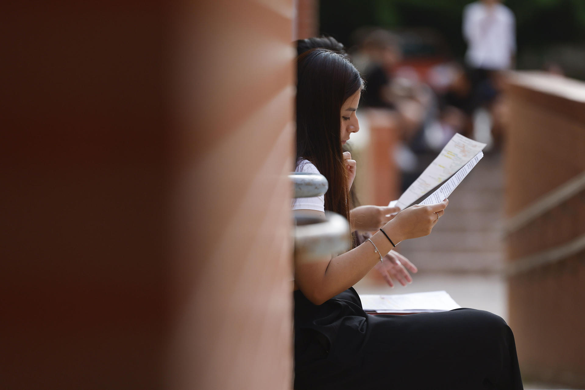 Fotografía de archivo que muestra a una estudiante repasando antes de la apertura para el examen de acceso a la Universidad (PAU), en la Universidad Complutense de Madrid (España). EFE/ Juan Carlos Hidalgo/ ARCHIVO