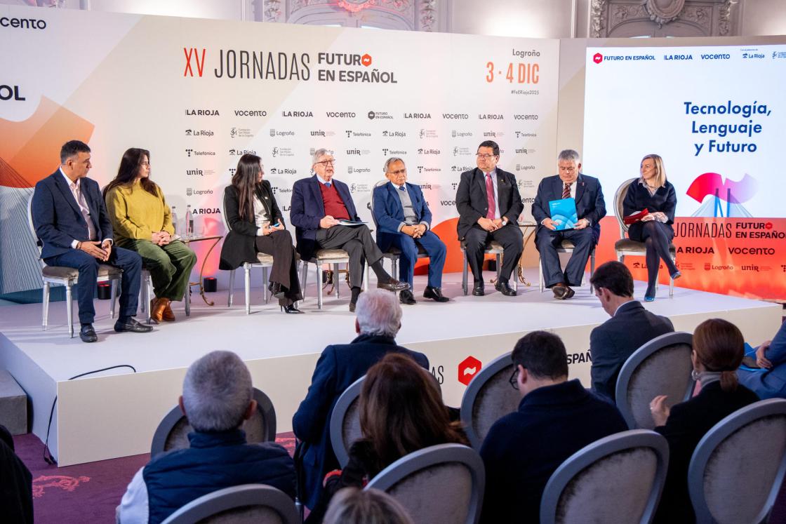 LOGROÑO 04/12/2025.- El rector de la Universidad de los Llanos (Colombia), Charles R. Arosa Carrera (i), la rectora Universidad Técnica de Ambato (Ecuador), Sara Camacho (2i), el vicerrector Académico de la Universidad Nacional de Pedro Ruiz Gallo (Perú), César Augusto Cardoso (4d), el director de la DICyT de la Universidad de San Simón (Bolivia), Iván Méndez Velásquez (3d), la rectora Universidad Nacional de La Rioja (Argentina), Natalia C. Albarez (3i), el rector de la Universidad Católica de Santa María (Perú), Jorge Luis Cáceres(2d), la rectora Universidad de La Rioja (España), Eva Sanz(d), y el moderador, el presidente de UNIR, Rafael Puyol (4i), participan en la mesa redonda 'La Inteligencia Artificial en las universidades: Retos y oportunidades' dentro de las XV Jornadas Futuro en Español, este jueves en Logroño. EFE/Raquel Manzanares