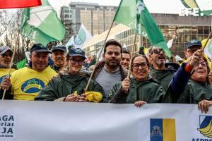 BRUSELAS, 18/12/2025.- El viceconsejero del Sector Primario del Gobierno de Canarias, Eduardo García, durante la manifestación que miles de agricultores de toda la Unión Europea, incluidos unos 500 españoles, llevan a cabo este jueves por las calles de Bruselas, contra los recortes de la Política Agrícola Común (PAC) y por otras preocupaciones del sector, como el acuerdo comercial con Mercosur. EFE/Pablo Garrigós