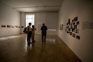 Personas asisten a la inauguración de la exposición fotográfica ‘Testigos de la historia’, con motivo del 60 aniversario de EFE en Argentina, este jueves, en Buenos Aires (Argentina). EFE/ Juan Ignacio Roncoroni