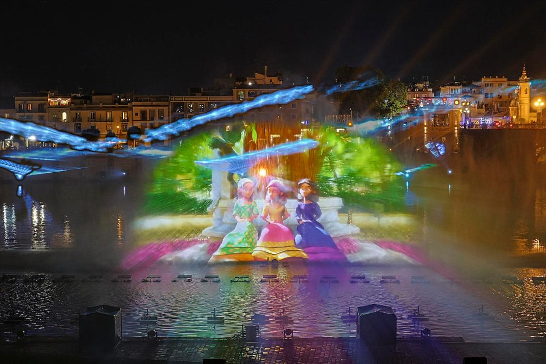 Navigalia, una propuesta única en España que en tan solo dos años se ha consolidado como el gran espectáculo de la Navidad en Sevilla, se presenta de nuevo para hacer vivir a las familias la magia de Navidad en un lugar mágico de Sevilla como es la orilla del Guadalquivir frente a Triana. EFE/José Manuel Vidal