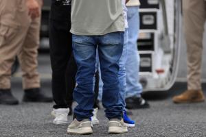 Fotografía de archivo del 30 de octubre de 2025 que muestra a personas que son custodiadas por integrantes del Servicio Nacional de Migración de Panamá, en el Aeropuerto Internacional Marcos A. Gelabert, en Ciudad de Panamá (Panamá). EFE/ Bienvenido Velasco