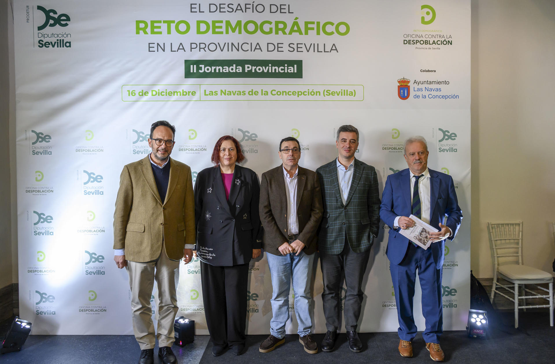 (De izquierda a derecha) El secretario de estado de Telecomunicaciones, Antonio Hernando; La Secretaria de Estado de Agricultura, Begoña Garcia; El alcalde de Las Navas de la Concepción, Andrés Barrera, El vicepresidente de Proderur, Rodrigo Rodríguez Hans; y El director de la Cátedra Estrella Galicia Desarrollo Rural de Next Educación, Manuel Campo Vidal, en la Jornada sobre el Reto Demográfico en la provincia de Sevilla, que ha tenido lugar este martes en la localidad de Las Navas de La Concepción, en la sierra norte de Sevilla. La tasa de conectividad a internet de alta velocidad en zonas rurales en España asciende al 85 %, muy por encima del 58 % del resto de Europa, lo que muestra que el país está bien conectado en las zonas de menos población. EFE/Raúl Caro