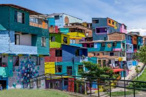 Fotografía sin fecha específica de toma cedida por Greater Medellín Convention & Visitors Bureau que muestra un barrio de Medellín (Colombia). EFE/ Camilo Duque Dazzy/ Greater Medellín Convention & Visitors Bureau /SOLO USO EDITORIAL/ NO VENTAS/ SOLO DISPONIBLE PARA ILUSTRAR LA NOTICIA QUE ACOMPAÑA (CRÉDITO OBLIGATORIO)